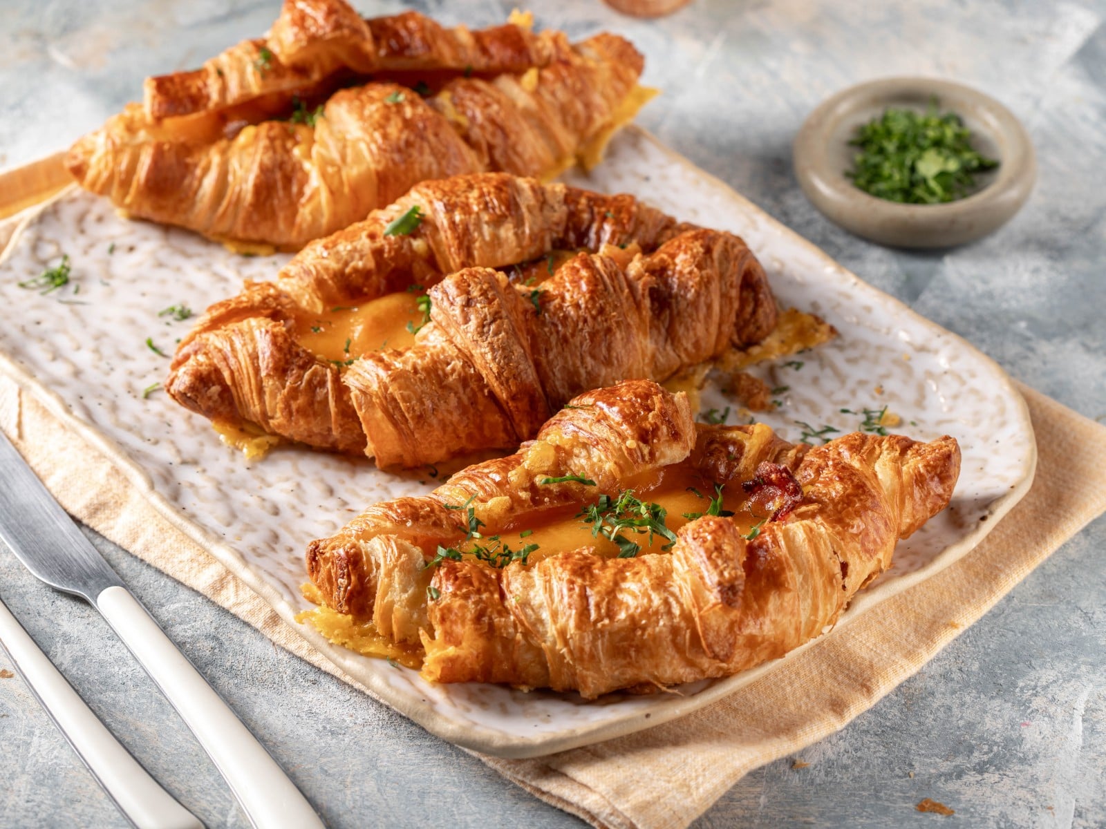 Για δυναμωτικό πρωινό: Γεμιστά κρουασάν