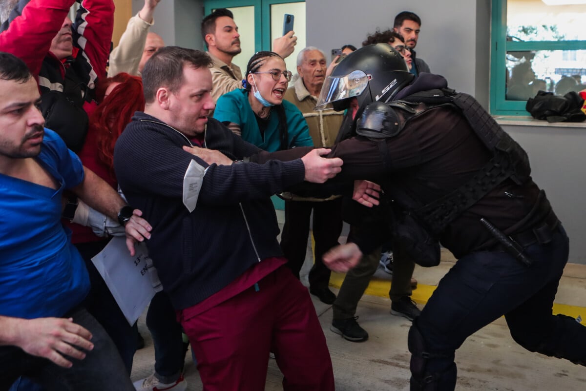 Ο πρώην Πρόεδρος της Ένωσης Νοσοκομειακών Γιατρών Αχαΐας Δ. Ζιαζιάς, συνελήφθη στα επεισόδια της Νίκαιας - Αντιδράσεις κομμάτων και συνδικαλιστικών φορέων