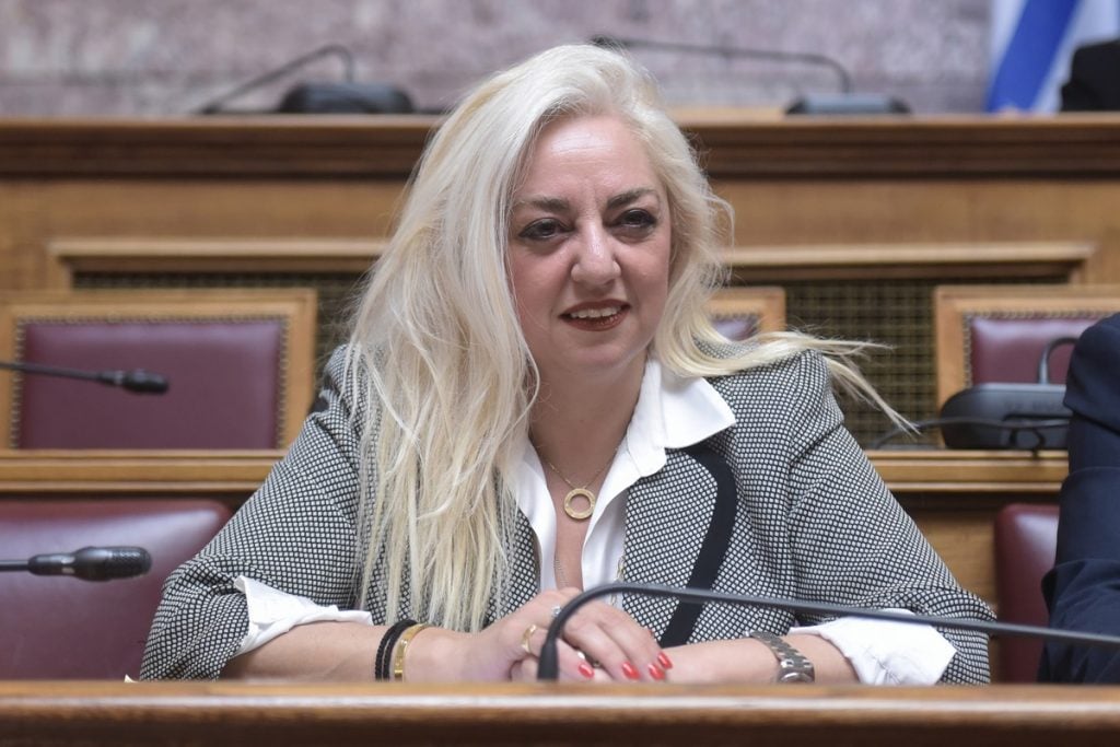 Παραιτήθηκε η Άννα Στρατινάκη από υποδιοικήτρια της Ανεξάρτητης Αρχής για την Αγορά λόγω της εμπλοκής του συζύγου της στην υπόθεση Παναγόπουλου – Σε διαθεσιμότητα δημοσιογράφος της ΕΡΤ