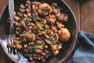 Σουπιές κοκκινιστές με μαυρομάτικα φασόλια, μάραθο και λιαστές ντομάτες