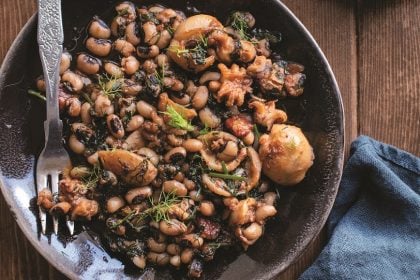 Σουπιές κοκκινιστές με μαυρομάτικα φασόλια, μάραθο και λιαστές ντομάτες