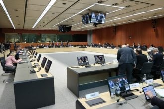 Eurogroup: Συνεδριάζει σήμερα υπό την προεδρία Πιερρακάκη – Στο τραπέζι ο διεθνής ρόλος του ευρώ