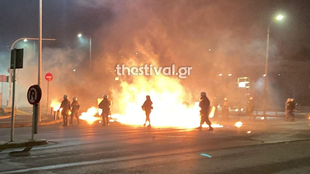 Σοβαρά επεισόδια στη Θεσσαλονίκη με μολότοφ εναντίον αστυνομικών