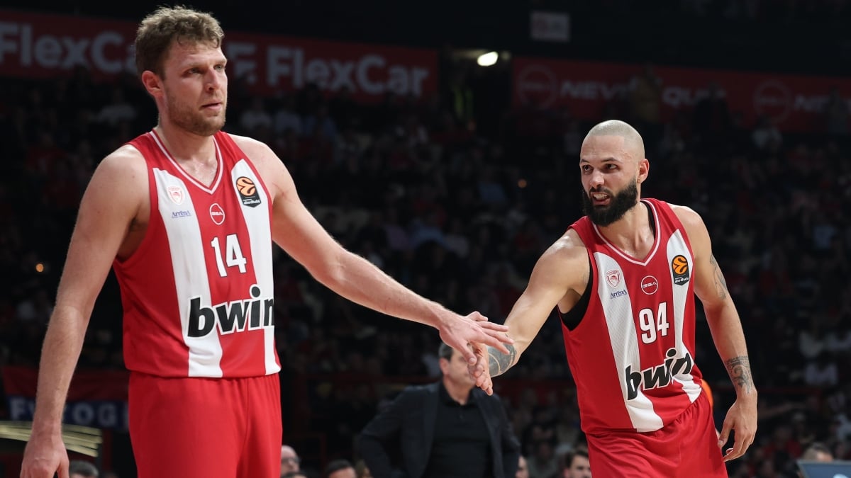 Ο Ολυμπιακός προστάτεψε το ΣΕΦ και τη 2η θέση με αντίπαλο τον Ερυθρό Αστέρα - Βεζένκοφ και Φουρνιέ οι κορυφαίοι