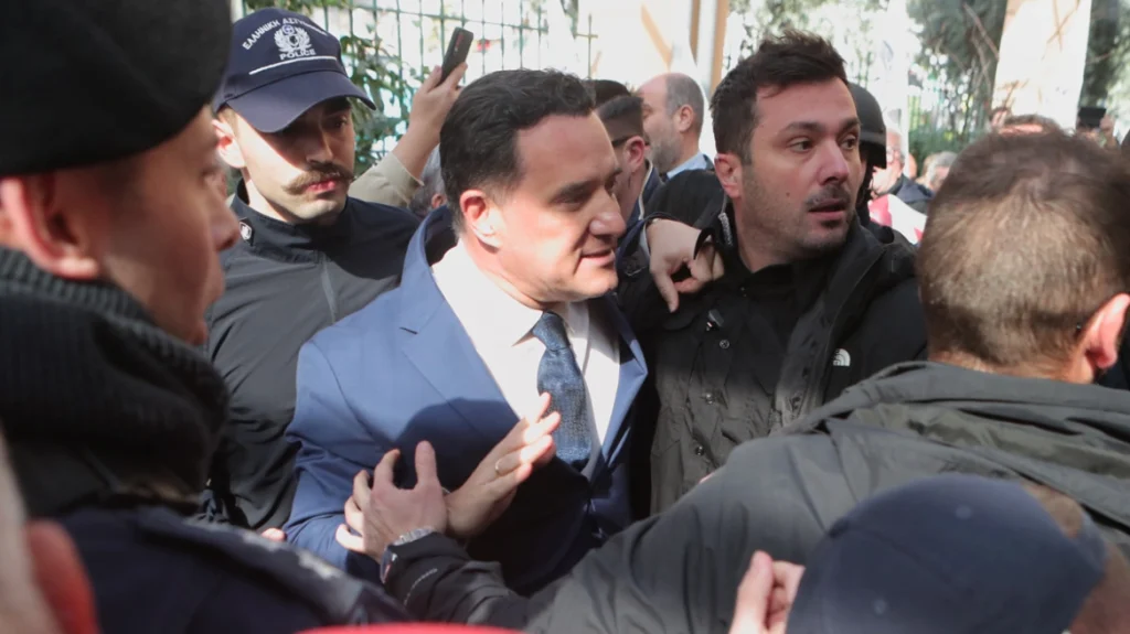 Γεωργιάδης για τα επεισόδια στο Κρατικό Νίκαιας: Εμείς στη δημοκρατία τους αφήνουμε και διαδηλώνουν, αν κυβερνούσαν αυτοί εμείς θα ήμασταν στα γκούλαγκ