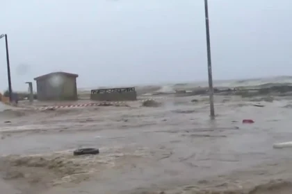 Πλημμύρισε ο Αγιόκαμπος στη Λάρισα, δρόμοι και θάλασσα έγιναν ένα από ρέμα που υπερχείλισε - ΦΩΤΟ