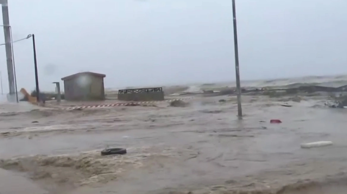 Πλημμύρισε ο Αγιόκαμπος στη Λάρισα, δρόμοι και θάλασσα έγιναν ένα από ρέμα που υπερχείλισε - ΦΩΤΟ