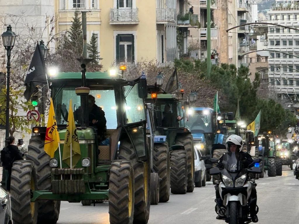 Έξω από τη Βουλή τα τρακτέρ - Αγροτικό συλλαλητήριο στην Αθήνα (ΦΩΤΟ & ΒΙΝΤΕΟ)