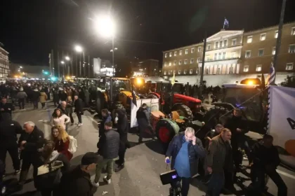 Οι αγρότες διανυκτέρευσαν στο Σύνταγμα με τα τρακτέρ τους: Αναχωρούν το μεσημέρι – «Θα συνεχίσουμε τον αγώνα»