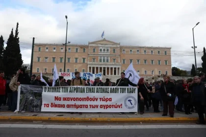 Οι αγρότες στην Αθήνα: Τα τρακτέρ αποβιβάζονται στο Σύνταγμα