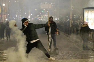 Επεισόδια σε νέα αντικυβερνητική διαδήλωση στα Τίρανα, 16 αστυνομικοί τραυματίες