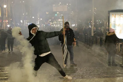 Επεισόδια σε νέα αντικυβερνητική διαδήλωση στα Τίρανα, 16 αστυνομικοί τραυματίες