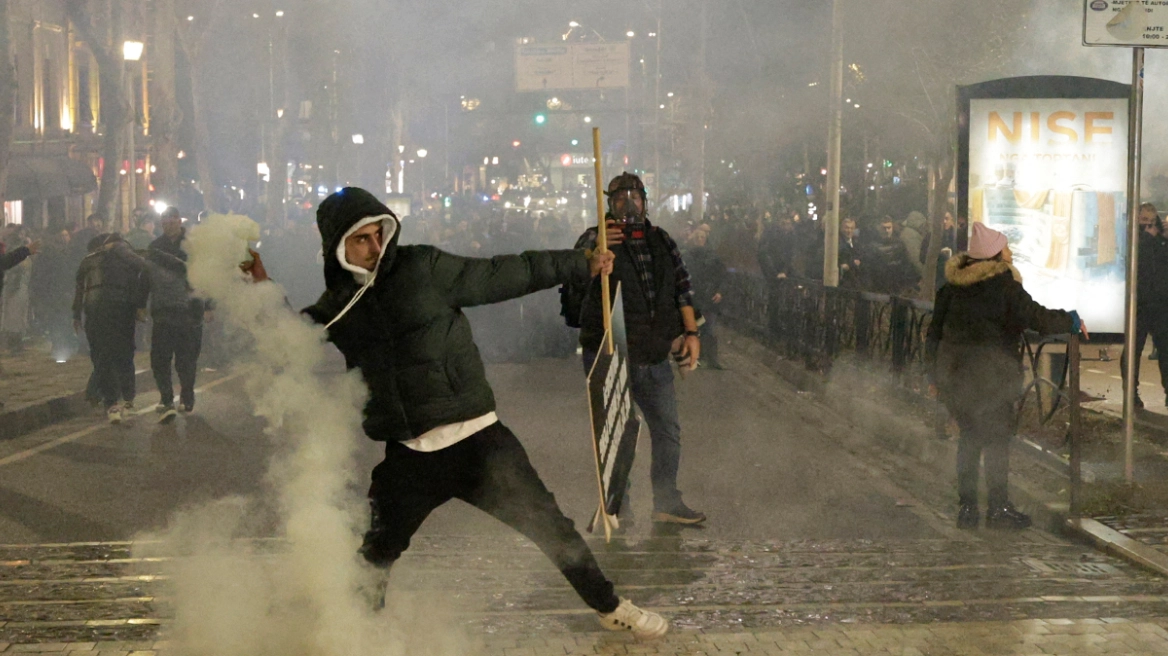 Επεισόδια σε νέα αντικυβερνητική διαδήλωση στα Τίρανα, 16 αστυνομικοί τραυματίες