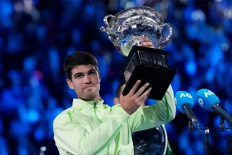 O Αλκαράθ νέος βασιλιάς στο Australian Open, 3-1 σετ με ανατροπή τον Τζόκοβιτς