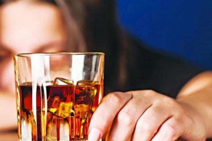 Αίγιο: Η 16χρονη έπινε ποτό, χειροπέδες στον καταστηματάρχη