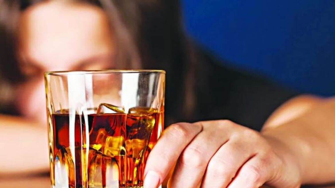 Αίγιο: Η 16χρονη έπινε ποτό, χειροπέδες στον καταστηματάρχη