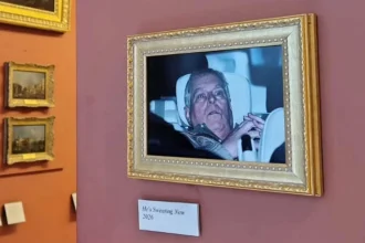 Νέα ντροπή για τον έκπτωτο πρίγκιπα Άντριου: Ακτιβιστές κρέμασαν στο Λούβρο την φωτογραφία από τη σύλληψή του