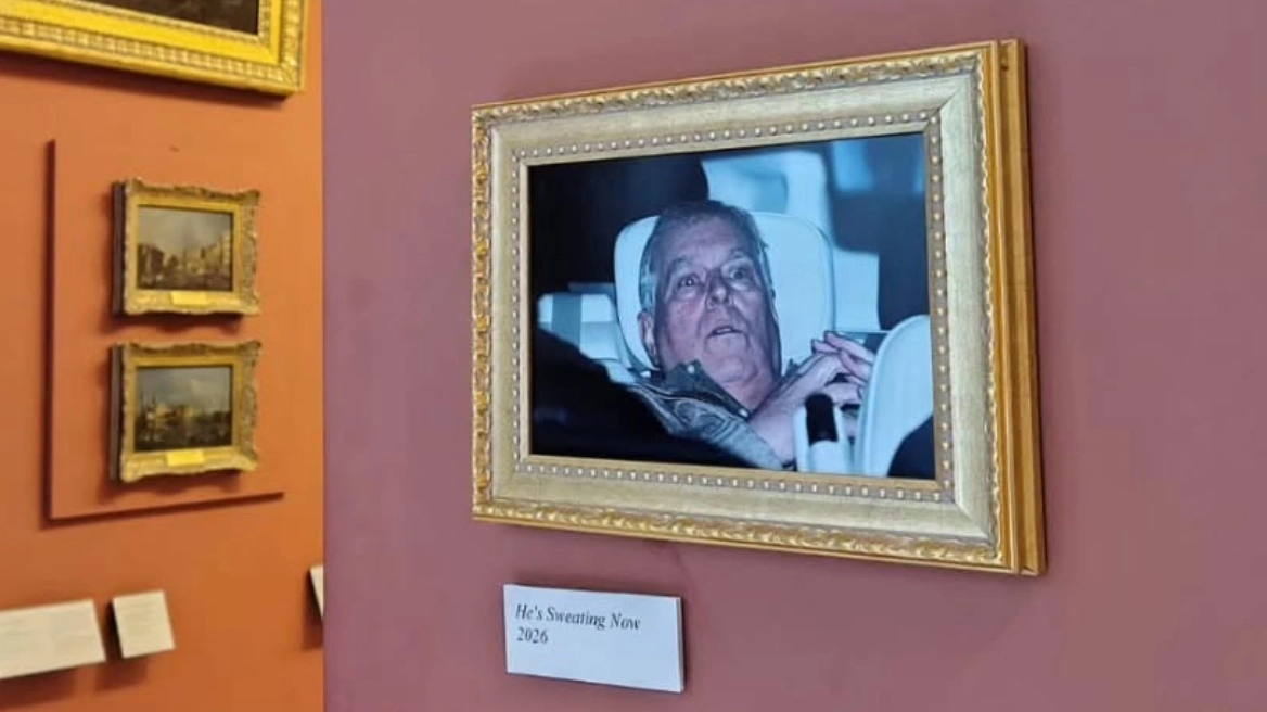 Νέα ντροπή για τον έκπτωτο πρίγκιπα Άντριου: Ακτιβιστές κρέμασαν στο Λούβρο την φωτογραφία από τη σύλληψή του