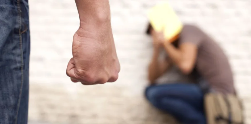 Πάτρα: Συνελήφθησαν ανήλικοι που επιτέθηκαν σε συμμαθητή τους έξω από σχολείο