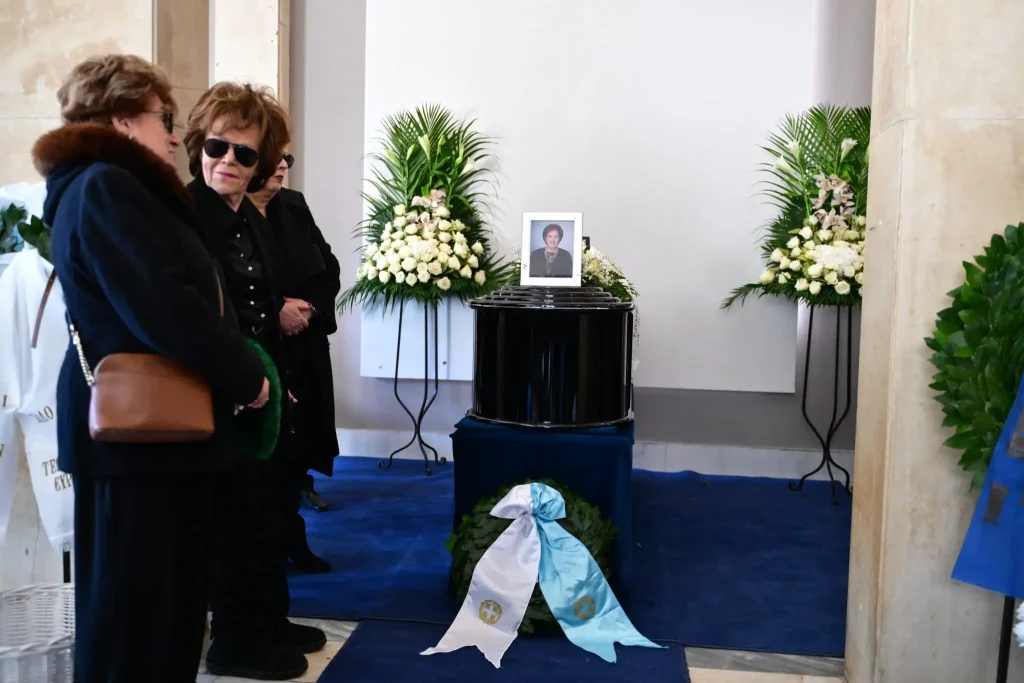 Άννα Ψαρούδα – Μπενάκη: Θλίψη στην κηδεία της στο Α’ Νεκροταφείο