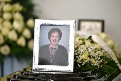 Άννα Ψαρούδα – Μπενάκη: Θλίψη στην κηδεία της στο Α’ Νεκροταφείο