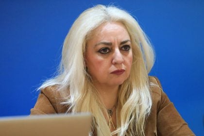 Παραιτήθηκε η Άννα Στρατινάκη από υποδιοικήτρια της Ανεξάρτητης Αρχής για την Αγορά λόγω της εμπλοκής του συζύγου της στην υπόθεση Παναγόπουλου – Σε διαθεσιμότητα δημοσιογράφος της ΕΡΤ