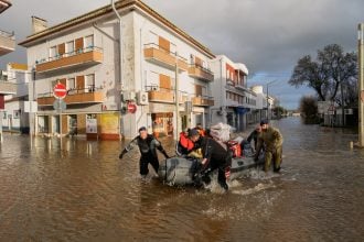 Πορτογαλία: Ένας πυροσβέστης νεκρός από τις πλημμύρες – Νέες ισχυρές βροχοπτώσεις και στην Ισπανία