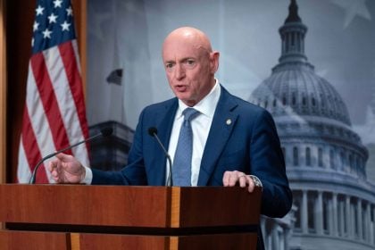 ΗΠΑ: Δικαστήριο απαγόρευσε στο Πεντάγωνο να υποβαθμίσει τον απόστρατο Δημοκρατικό γερουσιαστή Μαρκ Κέλι