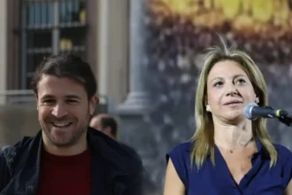 Πυρά Ιάσονα Αποστολόπουλου κατά Μαρίας Καρυστιανού για την τραγωδία στη Χίο: «Είναι τα παιδιά εισβολείς;»