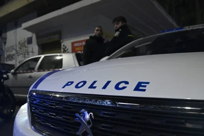 Συμπλοκή έξω από εστιατόριο έπειτα από τροχαίο – Πετούσαν τραπέζια και καρέκλες μπροστά σε θαμώνες