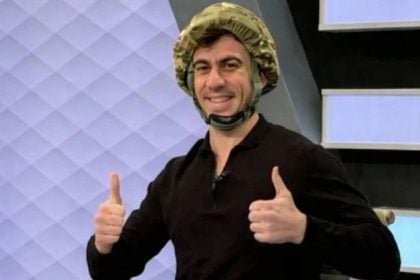 Ο Φειδίας φόρεσε στρατιωτικό κράνος και ανακοίνωσε την υποψηφιότητά του στις κυπριακές εκλογές