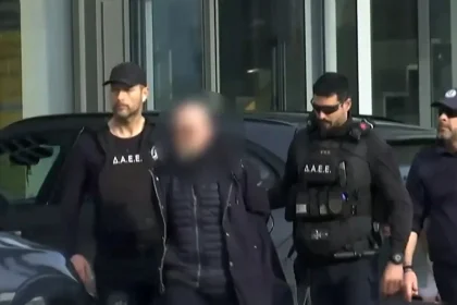 Προσωρινά κρατούμενος ο ιδιοκτήτης του εργοστασίου της Βιολάντα, δείτε βίντεο με τη στιγμή της σύλληψης