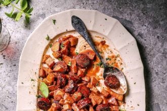 Λουκάνικα χωριάτικα με κυδώνια και μουστάρδα