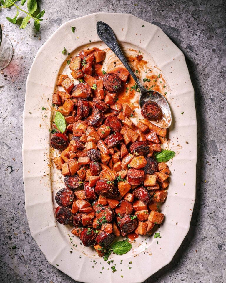 Λουκάνικα χωριάτικα με κυδώνια και μουστάρδα