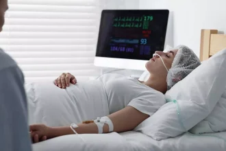 Τι συμβαίνει όταν πεθαίνουμε; Γιατρός εξηγεί τα σημάδια που μαρτυρούν ότι ο θάνατος πλησιάζει