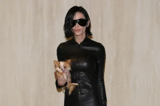 Ντέμι Μουρ: Αγνώριστη με κοντά μαλλιά και δερμάτινο σύνολο στην Εβδομάδα Μόδας του Μιλάνου