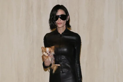Ντέμι Μουρ: Αγνώριστη με κοντά μαλλιά και δερμάτινο σύνολο στην Εβδομάδα Μόδας του Μιλάνου