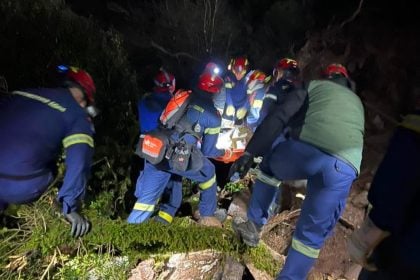 Προυσός: Δραματική επιχείρηση ανάσυρσης οδηγού που έπεσε σε γκρεμό με το ΙΧ του ΦΩΤΟ
