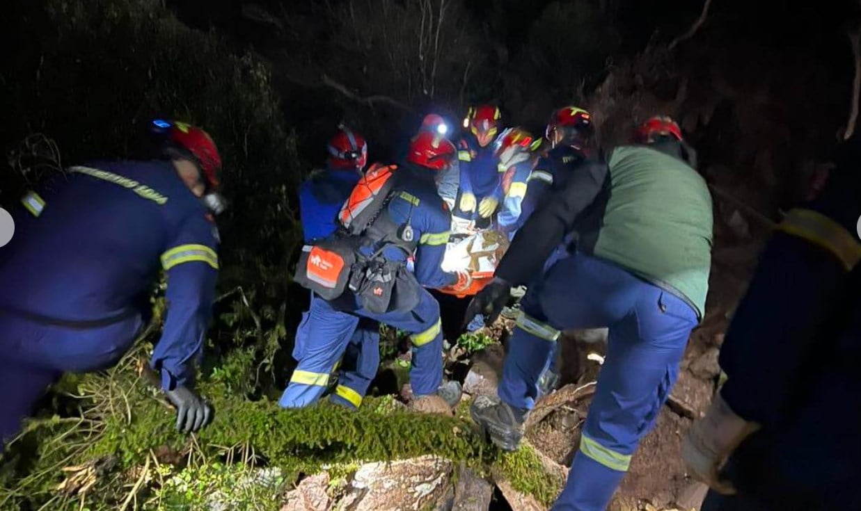 Προυσός: Δραματική επιχείρηση ανάσυρσης οδηγού που έπεσε σε γκρεμό με το ΙΧ του ΦΩΤΟ