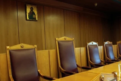 Πειθαρχική προκαταρκτική έρευνα για τον δικηγόρο που οπλοφορούσε μέσα σε δικαστική αίθουσα