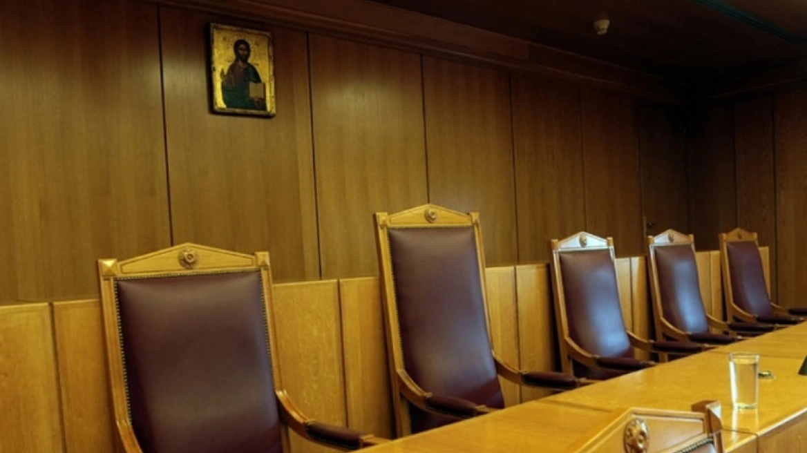 Πειθαρχική προκαταρκτική έρευνα για τον δικηγόρο που οπλοφορούσε μέσα σε δικαστική αίθουσα