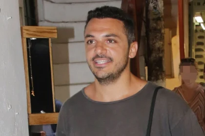 Εκτός «J2US» ο Κώστας Δόξας μετά την καταδίκη του για ενδοοικογενειακή βία