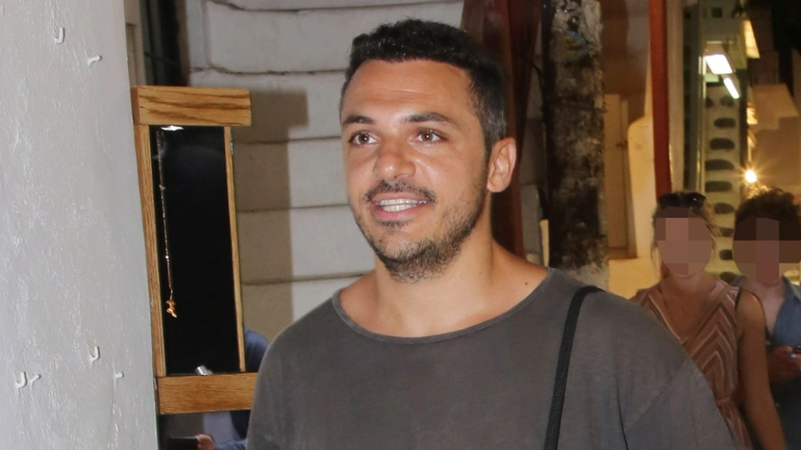 Εκτός «J2US» ο Κώστας Δόξας μετά την καταδίκη του για ενδοοικογενειακή βία