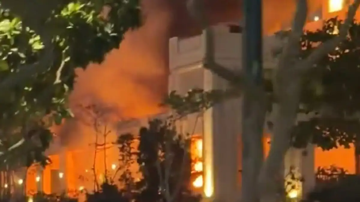 Φωτιά σε πολυτελές ξενοδοχείο του Ντουμπάι μετά από ιρανική πυραυλική επίθεση