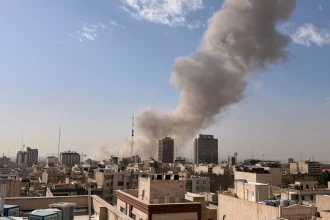 Σε συνεργασία με τις ΗΠΑ οι βομβαρδισμοί στην Τεχεράνη - Τραμπ: Θα καταστρέψουμε το πυραυλικό σύστημα του Ιράν, θα συντρίψουμε το ναυτικό του