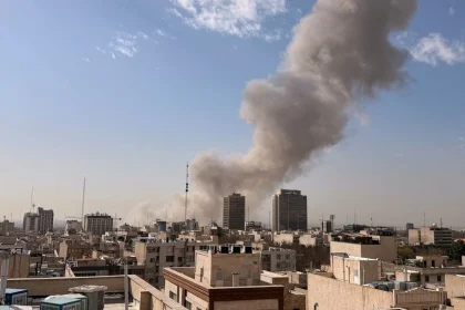 Σε συνεργασία με τις ΗΠΑ οι βομβαρδισμοί στην Τεχεράνη - Τραμπ: Θα καταστρέψουμε το πυραυλικό σύστημα του Ιράν, θα συντρίψουμε το ναυτικό του