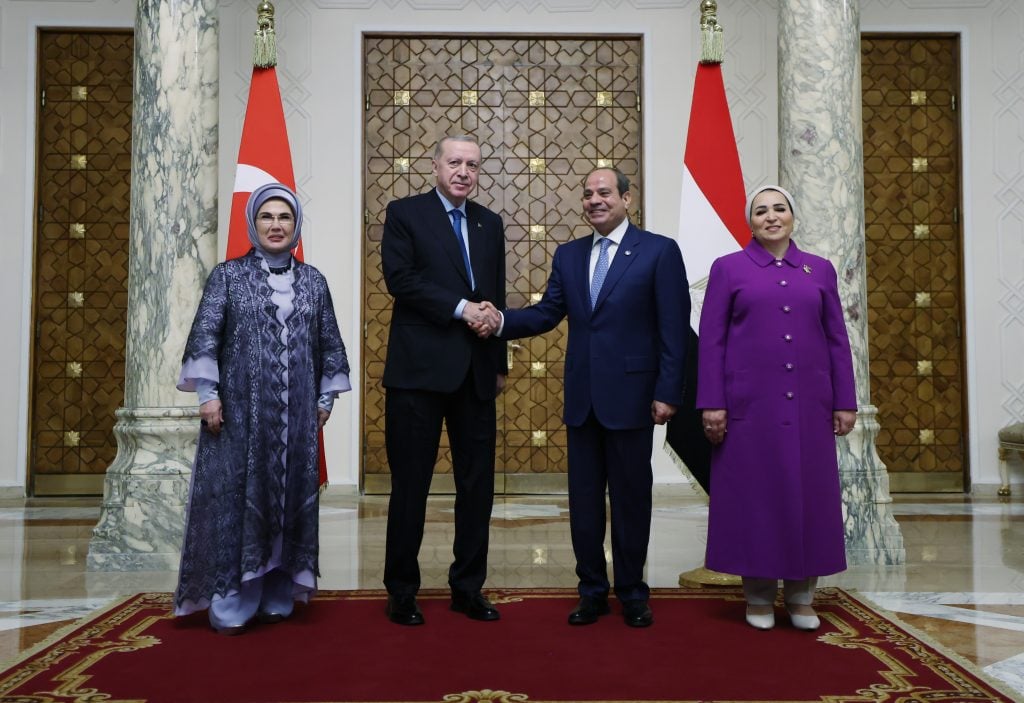 Επίσκεψη Ερντογάν στην Αίγυπτο - Συναντήθηκε με τον Αλ Σίσι στο Κάιρο