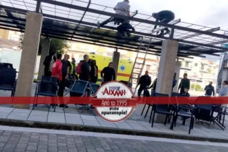 Εργατικό ατύχημα στην πλατεία Μεσολογγίου - Γλίστρησε και χτύπησε το κεφάλι του σε σιδερένια πέργκολα