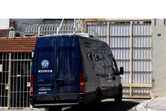 Στη φυλακή ο 15χρονος και ο 20χρονος για τις ληστείες με μαχαίρια στην Πάτρα