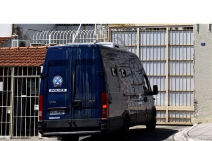 Στη φυλακή ο 15χρονος και ο 20χρονος για τις ληστείες με μαχαίρια στην Πάτρα